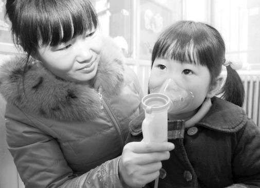 图为儿童在河南省中医院儿科的雾化治疗室里接受治疗