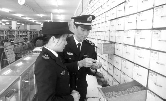 图为12月25日该局执法人员在一家零售药店检查中药饮片的质量