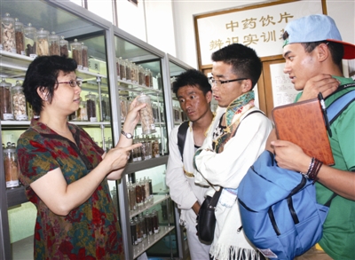 藏医学院学生讲解中药辨识知识