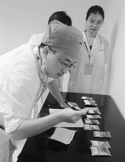  图为考生正在进行中药鉴别考试