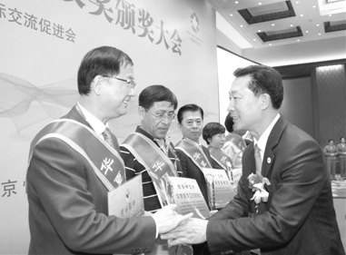 图为中国医促会会长韩德民院士为获奖个人颁奖