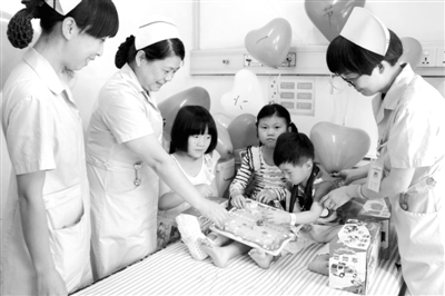杭州市萧山中医院儿童骨科病房里挂满了彩色的气球