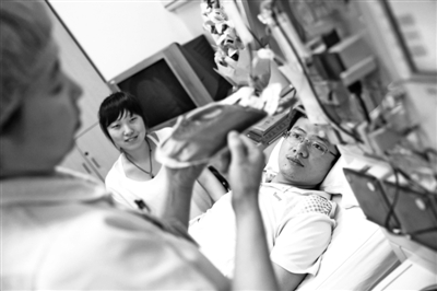 图为吴林峰在天津市第一中心医院捐献造血干细胞