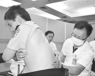 广州中医药大学第三附属医院的医护人员为近千名公安干警进行贴敷