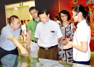 图为王琦在中国阿胶博物馆参观