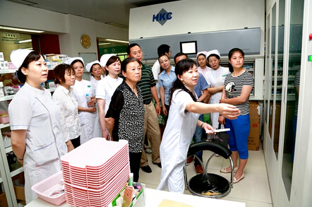 湖北省襄阳市中医医院组织患者代表参观医院中药制剂车间