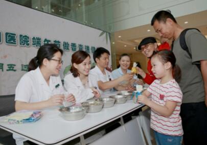 中国中医科学院广安门医院举办“过端午、做香囊、识本草”公益活动