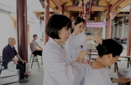 图为医务人员在为村民针灸