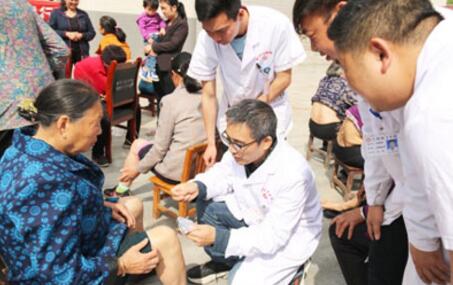 图为医务人员为当地民众进行针灸治疗