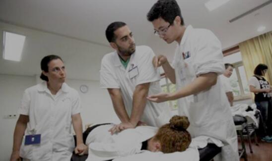 图为该院医务人员为以色列学生讲解中医传统手法