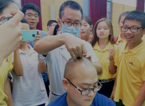 图为四川省绵竹市中医医院工作人员为华裔青少年演示针灸针法