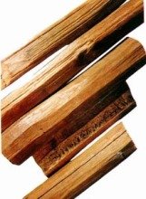 苏木（Sumu）Lignum Sappan         [来源]    豆科（Leguminosae）植物苏木Caesalpinia sappan L.的干燥心材。         [性状]    长圆柱形或对剖半圆柱形，稍弯，有的呈不规则长条状或疙瘩状，长10-100cm，直径3-12cm。表面黄红至棕红色，常见有纵向裂缝和刀削痕，木质纹理较细。横切面略具光泽，有明显的同心环，有的中心有髓。质坚硬沉重，气微，味微涩。         以粗大、质坚、色黄红者为佳。         [鉴别]    1.横切面导管类圆形，单个或2-3个径向排列，有的含红棕色内含物。木纤维多角形，壁较厚。木薄壁细胞壁厚，木化，有时可见胞腔内含草酸钙方晶或棱晶。木射线1-2列细胞。髓部细胞不规则多角形，大小不一，微木化，具纹孔，直径6-250μm。         2、取本品一小块，滴加石灰水，显深红色。         3、取本品一小片，点火烧之，灰呈白色。         4、取本品碎片0.5g，放入杯内，加入热开水50ml，浸泡5分钟，浸出液呈玫瑰红色；加入数滴石灰水后，溶液颜色逐渐加深。         5、取本品粗粉5g，置带塞试管中，加蒸馏水25ml，密塞，反复振摇并放置4小时，过滤，溶液呈橙黄色，于紫外灯下观察，显黄绿色荧光；取出，加入氢氧化钠试液数滴，在自然光下观察，溶液呈猩红色；加入盐酸试液变成酸性后，溶液变成橙黄色。         6、生物碱试验呈负反应。